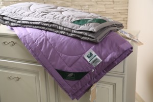 Фиолетовое одеяло Flaum Farbe 200х220 легкое