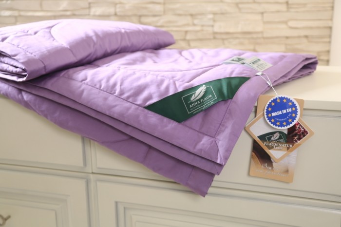 Фиолетовое одеяло Flaum Farbe 150х200 легкое