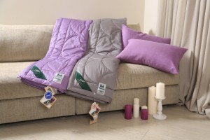 Фиолетовое одеяло Flaum Farbe 200х220 легкое
